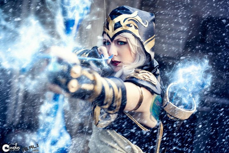 Illustration for article titled A League of Legendary Cosplayers